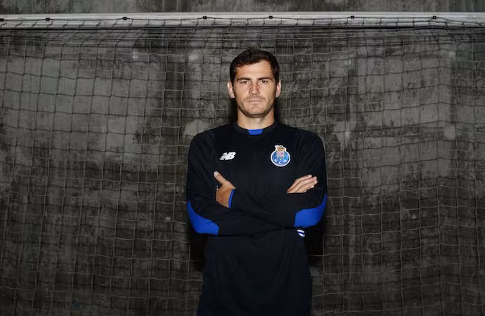 Nếu được hỏi người gác đền xuất sắc nhất thế kỷ 21 là ai? nhiều người đã trả lời rằng Iker Casillas (Porto). Trong quá khứ, chính Casillas là người góp công không nhỏ vào những chiến tích của đội bóng Hoàng gia Real Madrid và ĐT Tây Ban Nha. Sự ổn định và những pha cản phá xuất thần của "thánh Iker" đã trở thành thương hiệu.