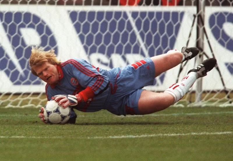 Một thủ môn người Đức khác cũng lọt vào top 10 người gác đền xuất sắc nhất thế kỷ 21 là Oliver Kahn (đã giải nghệ). Thủ thành này đã trở thành tượng tại trong nền bóng đá Đức với những pha bay người xuất thần.