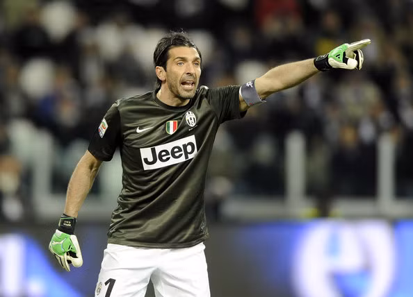 Xếp thứ hai trong danh sách mà trang Worlds Top Ten vừa đưa ra đó là thủ thành kỳ cựu người Italy - Gianluigi Buffon (Juventus). Cũng giống như Casillas, Buffon cũng là người tạo nên một kỷ nguyên thành công trên phương diện CLB cũng như ĐTQG. Mặc dù đã bước vào tuổi 40 nhưng sự chính xác trong từng pha ra vào cũng như sự nhạy bén đã giúp tuyển thủ của ĐT Italy này đứng vững trong khung thành.