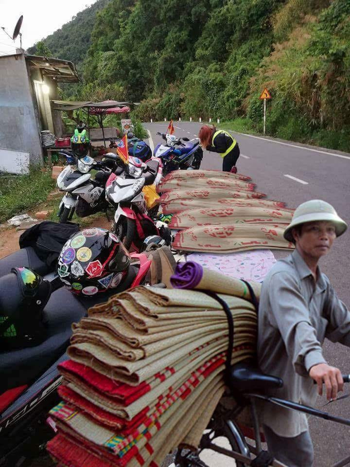 Ngay sau khi xuất hiện, bức ảnh của nhóm phượt thủ này đã nhận được làn sóng bức xúc của cộng đồng mạng, không ít những bức ảnh chế và cả những lời chỉ trích nặng nề đã được các dân mạng gửi đến nhóm trên.