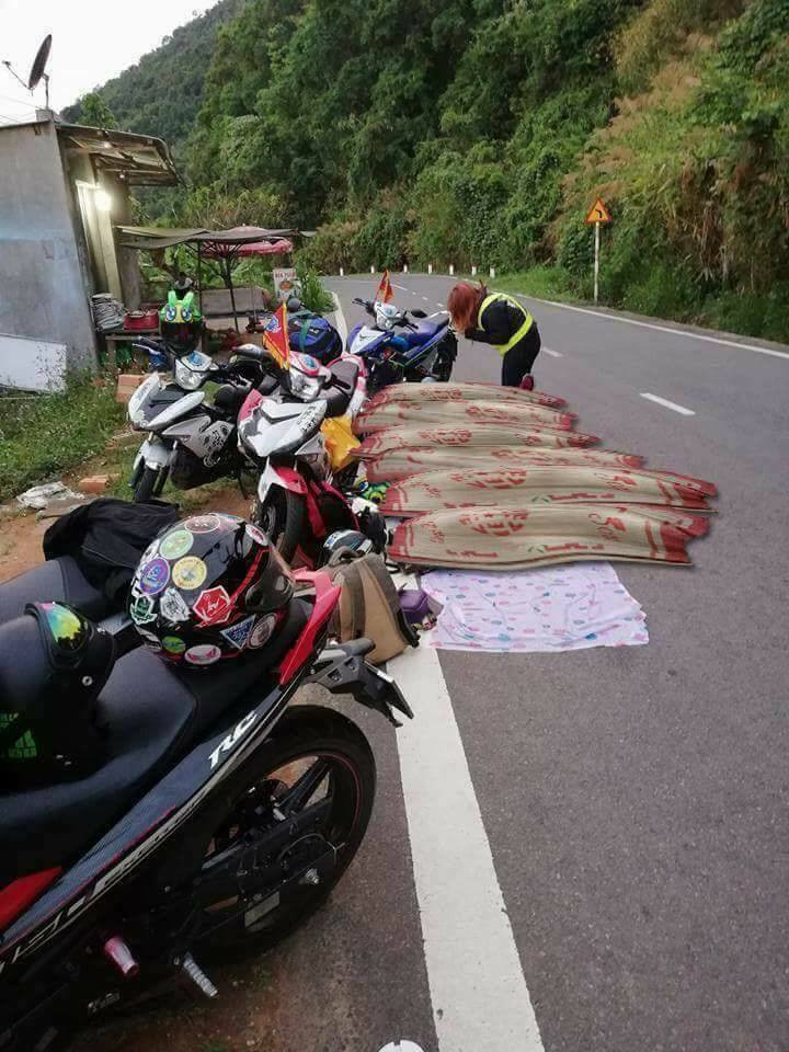 "Đi gì kiểu này, không có tiền thì ở nhà mà có tiền thuê nhà nghỉ mà ngủ, tội gì nằm vạ vật như thế này làm gì cho khổ ra. Nam đã đành đây lại còn có cả nữ. Không hiểu ý thức các bạn để đâu. Đi chơi chứ có phải đi hành xác đâu". Một nickname để lại bình luận ngay dưới bức ảnh gốc.