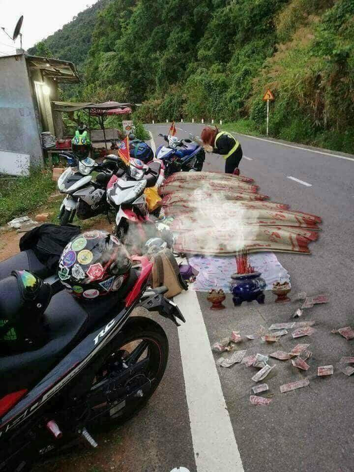 Bát hương, tiền lẻ và cả chiếu được dân mạng nhanh tay ghép ảnh để bức ảnh nhóm phượt thủ trở nên sinh động.