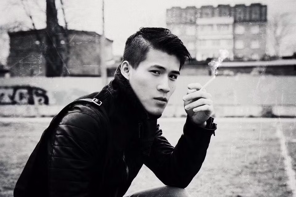 Chunhack tên đầy đủ là Nguyễn Hoàng Trung sinh năm 1991, anh chàng này từng có thời gian đi du học ở Nga và có bằng Thạc sĩ ngành Sư phạm ngôn ngữ. Trở về Việt Nam sau những năm tháng tôi luyện trên đất bạn, chàng trai 9X quê Nghệ An trên đã bị những hình xăm quyến rũ và quyết định chọn Sài Gòn làm "đất dựng nghiệp" với nghề thợ xăm.