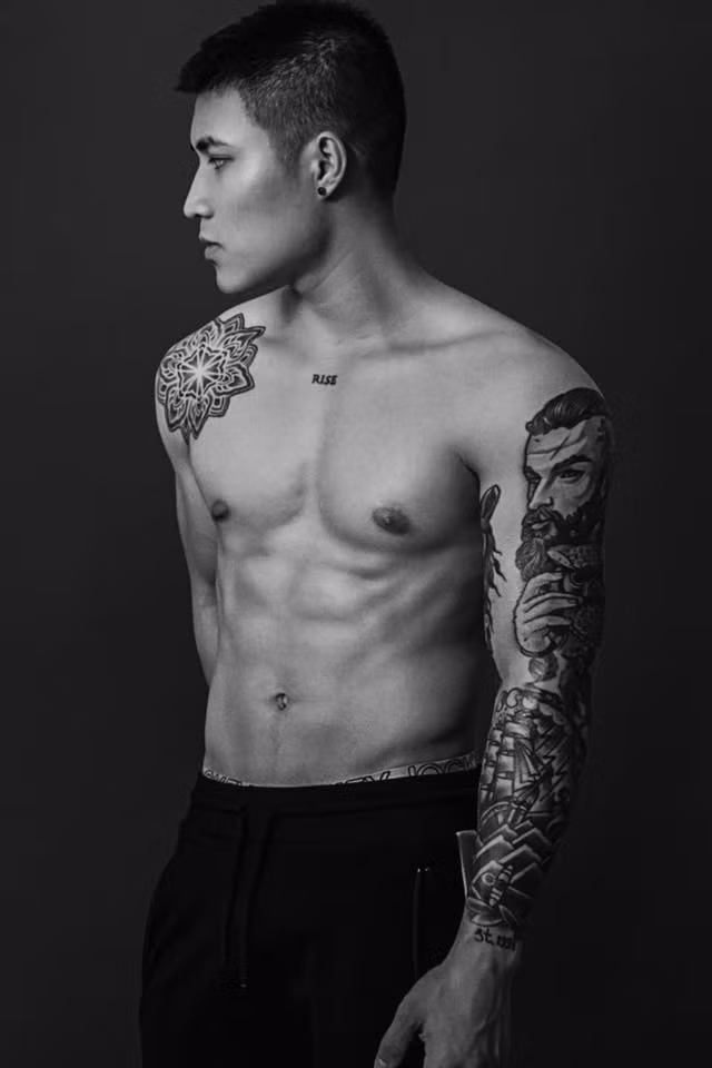 Cũng theo Chunhack, thì thành công không đến với những con người chậm chạp và chậm tiến bộ. Nói về ý tưởng của mình, chàng thợ xăm điển trai này nói rằng cứ lúc nào rảnh là anh ta lao vào vẽ sketch ngay sau đó lưu lại. Thêm vào đó, nếu khách hàng yêu cầu thiết kế riêng thì Chunhack cũng vừa vẽ vừa trao đổi với khách để có được tác phẩm ưng ý nhất cho cả hai bên.