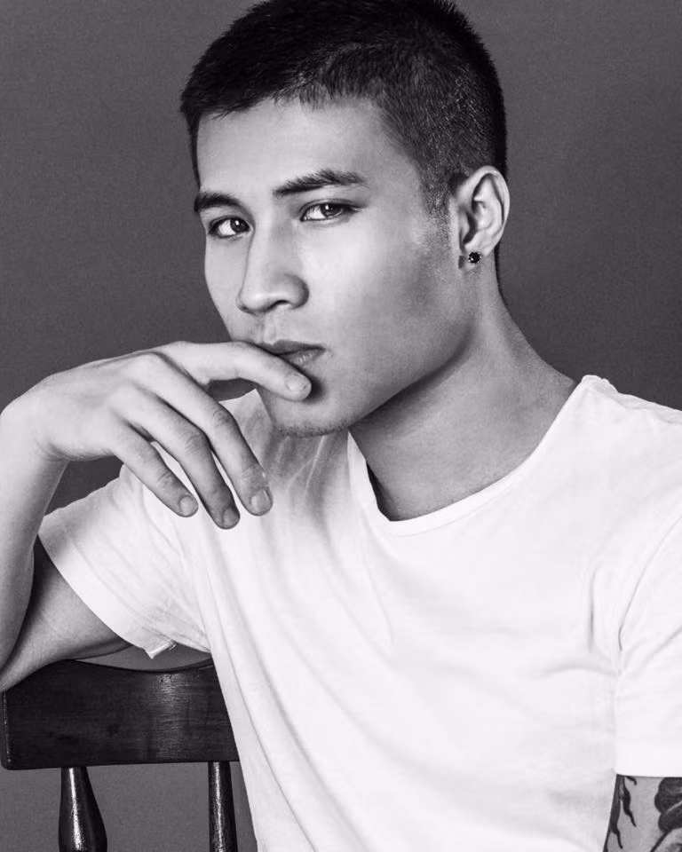 Điển trai, khéo tay cùng việc khá tâm lý, Chunhack khiến khách hàng của mình luôn hài lòng không chỉ từ cách ứng xử mà còn bởi những đứa con nghệ thuật mà anh chàng quê Nghệ An này tạo ra. Ảnh trong bài: Facebook nhân vật.