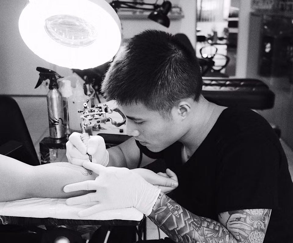 Gửi lời tới các bạn trẻ đang dự định xăm hình, Chunhack nói:"Mình chỉ mong rằng trước khi xăm các bạn nên suy nghĩ thật kỹ, hãy chắc chắn đó là lựa chọn phù hợp nhất và khiến mình muốn gắn bó dài lâu rồi hãy làm. Cũng đừng xăm khi tâm trạng đang không ổn định. Có rất nhiều cách để giải quyết nỗi buồn trong lòng chứ không cứ nhất thiết là phải đi xăm".