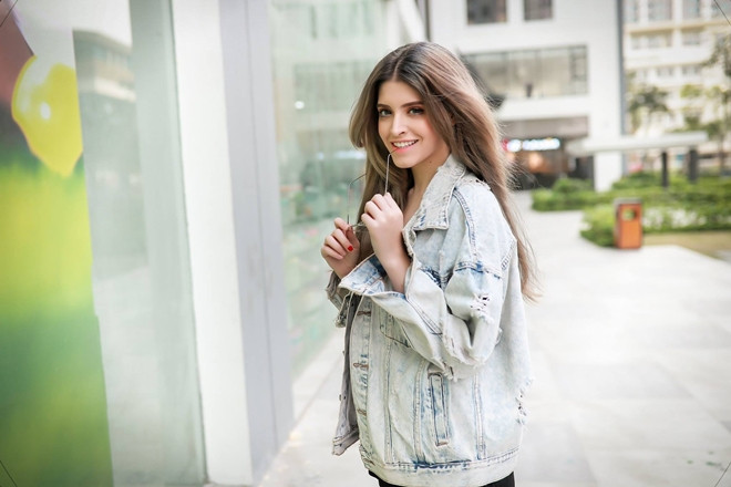 Trước Á hậu T.D dính nghi án bán dâm, cũng có không ít những mỹ nữ, hot girl đình đám MXH Việt cũng tình dính phải những lùm xùm này. Vào tháng 3/2018, hot girl Tây Ban Nha - Andrea bất ngờ vướng phải ồn ào ngã giá đi khách giá 12.000 USD với một đại gia U70.