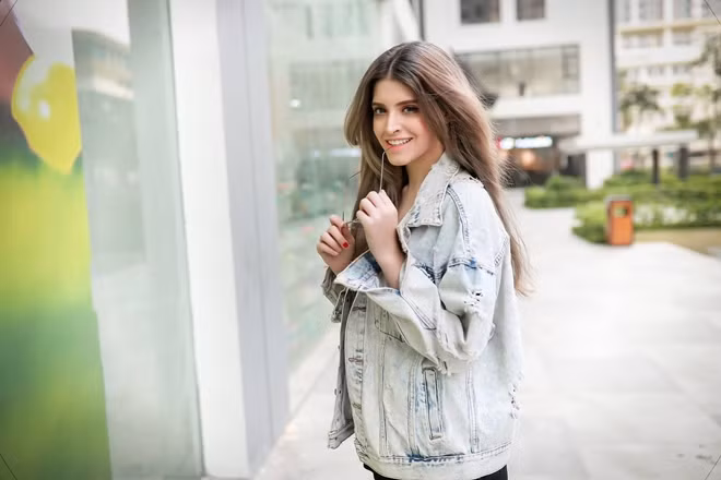 Trước Á hậu T.D dính nghi án bán dâm, cũng có không ít những mỹ nữ, hot girl đình đám MXH Việt cũng tình dính phải những lùm xùm này. Vào tháng 3/2018, hot girl Tây Ban Nha - Andrea bất ngờ vướng phải ồn ào ngã giá đi khách giá 12.000 USD với một đại gia U70.