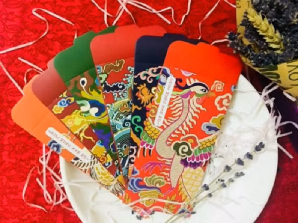 Bên cạnh những mẫu lì xì handmade nghịch ngợm, ngộ nghĩnh, các phong bao in họa tiết, hoa văn, tranh dân gian đậm màu sắc truyền thống cũng được tung ra ồ ạt.