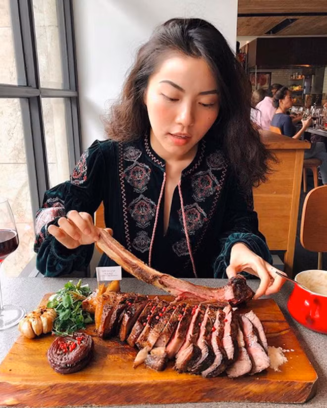 Thậm chí cách đây không lâu, Hà Trúc còn gửi hẳn tâm thư cho mẹ mình với nội dung là cầu xin mẹ hãy cho mình ăn thoải mái và đừng chê mình mập nữa.