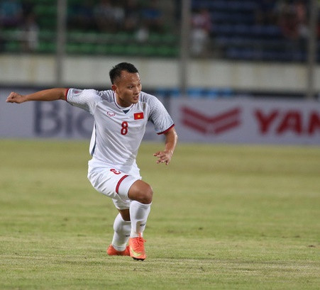 Ở vị trí hậu vệ phải, Trọng Hoàng đang thể hiện cực tốt trong việc lên công về thủ và với những pha đột phá dũng mãnh, cầu thủ của FLC Thanh Hóa đang là mũi tiến công khá nguy hiểm của HLV Park Hang-seo.