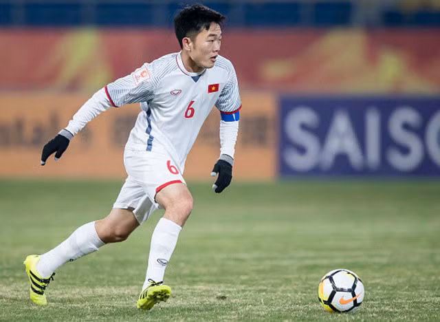Xuân Trường đang trải qua 3 trận đấu tại AFF Cup 2018. Dù chưa thể hiện được nhiều nhưng HLV Park Hang-seo vẫn đặt lòng tin vào cầu thủ này ở vị trí tiền vệ trung tâm nhằm thu hồi và phân phối bóng cho đối tác Quang Hải.