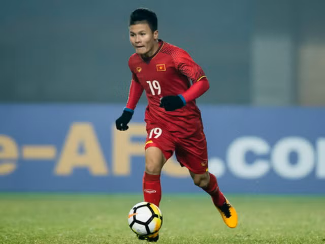 Trong trận đấu cần phải thắng đậm, nhiều khả năng Quang Hải sẽ được HLV Park Hang-seo giải phóng và giao cho vị trí tiền vệ công. Những pha sút bóng tầm xa với độ khó và quỹ đạo bóng bay khó lường của cầu thủ nhỏ con này là bài đánh trực diện vào hàng thủ của Campuchia.