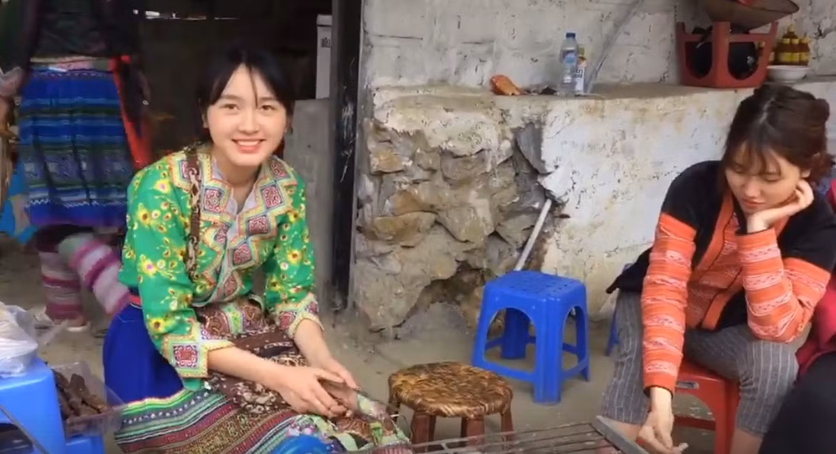 Hình ảnh của hot girl dân tộc bán cơm lam xinh đang được cư dân mạng rần rần chia sẻ và tìm danh tính. Cô gái mặc váy áo truyền thống, sở hữu nét đẹp tự nhiên và nụ cười siêu duyên.