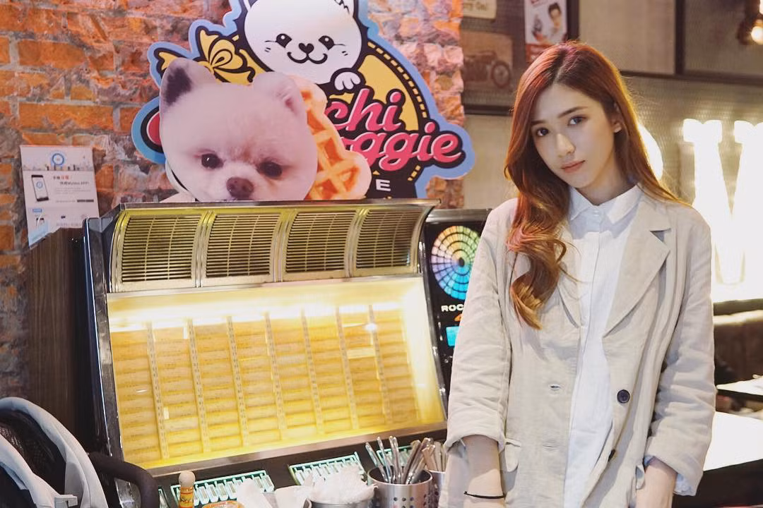 Có thể nói trong mỗi bức ảnh của mình, Lovell Tan đều thể hiện một thần thái không chê vào đâu được, có thể vì vẻ lạnh lùng bí ẩn của cô ấy khiến người ta cảm thấy tò mò.