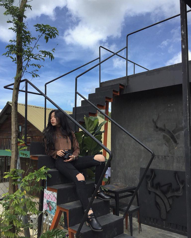 Phong cách thời trang trẻ trung kết hợp thêm gương mặt đẹp cùng thái thái cực tốt, nhiều người đánh giá rằng Thảo Liên chính là đối trọng khá nặng kí và có thể soán ngôi các hot girl đình đám trên MXH.