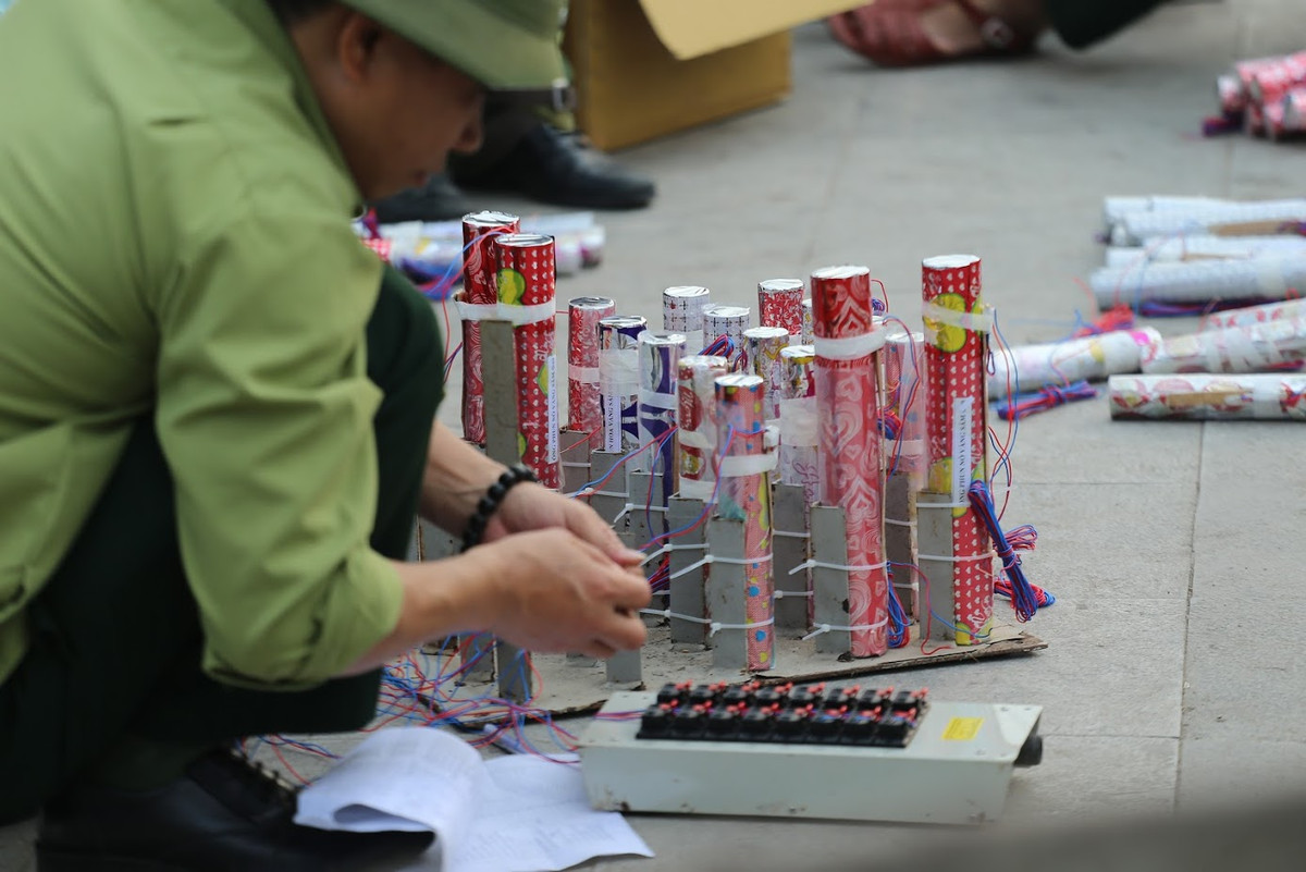 Sự tỉ mỉ trong từng công đoạn đưa pháo vào giá và đi dây vào kíp nổ đều được các chiến sĩ thuộc Bộ tư lệnh Thủ đô làm rất cẩn thận.