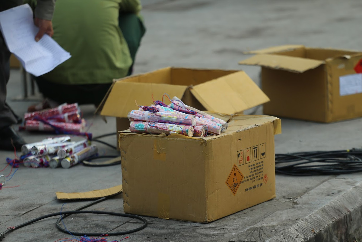 Cận cảnh thùng pháo hoa tại địa điểm bắn pháo hoa số 2 quận Tây Hồ.