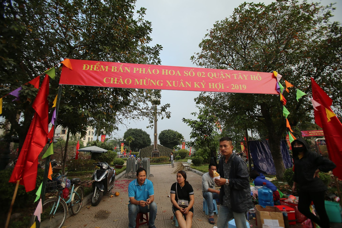 Ngam tran dia phao hoa tam cao Thu do truoc gio khai hoa