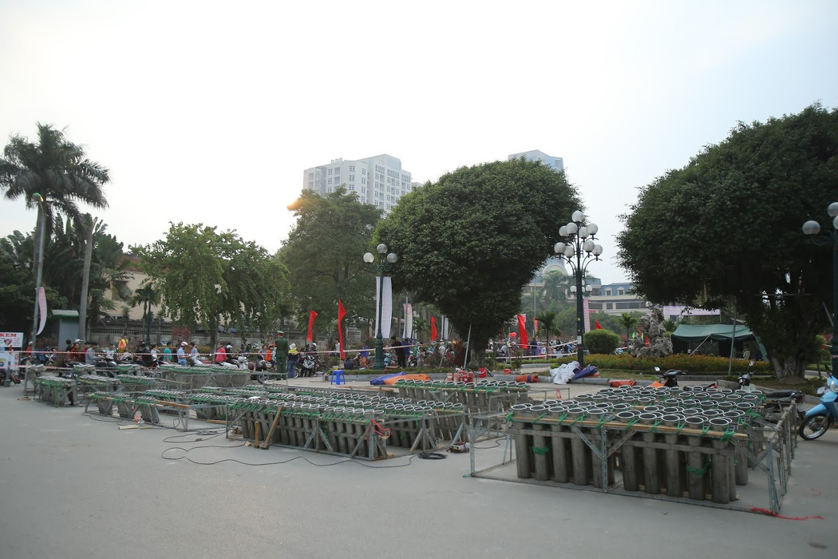 Nhằm hạn chế rủi ro cháy nổ, một hành lang an toàn đã được các chiến sĩ thiết lập.