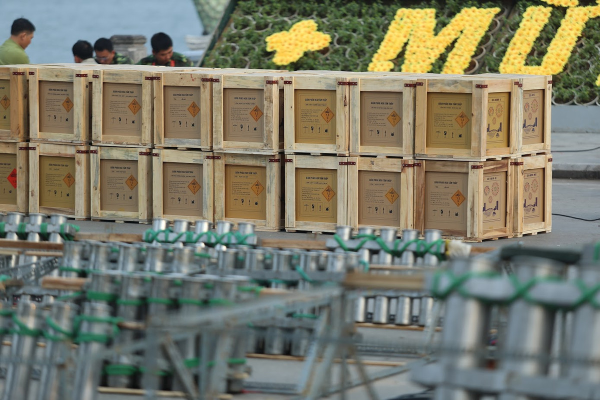 Tại trận địa pháo hoa khu vực quận Tây Hồ các chiến sĩ thuộc Bộ Tư lệnh Thủ Đô và Ban chỉ huy quân sự quận Tây Hồ sẽ bắn 500 quả pháo trong vòng 15 phút vào thời khắc giao thừa chuyển giao giữa năm cũ và năm mới.