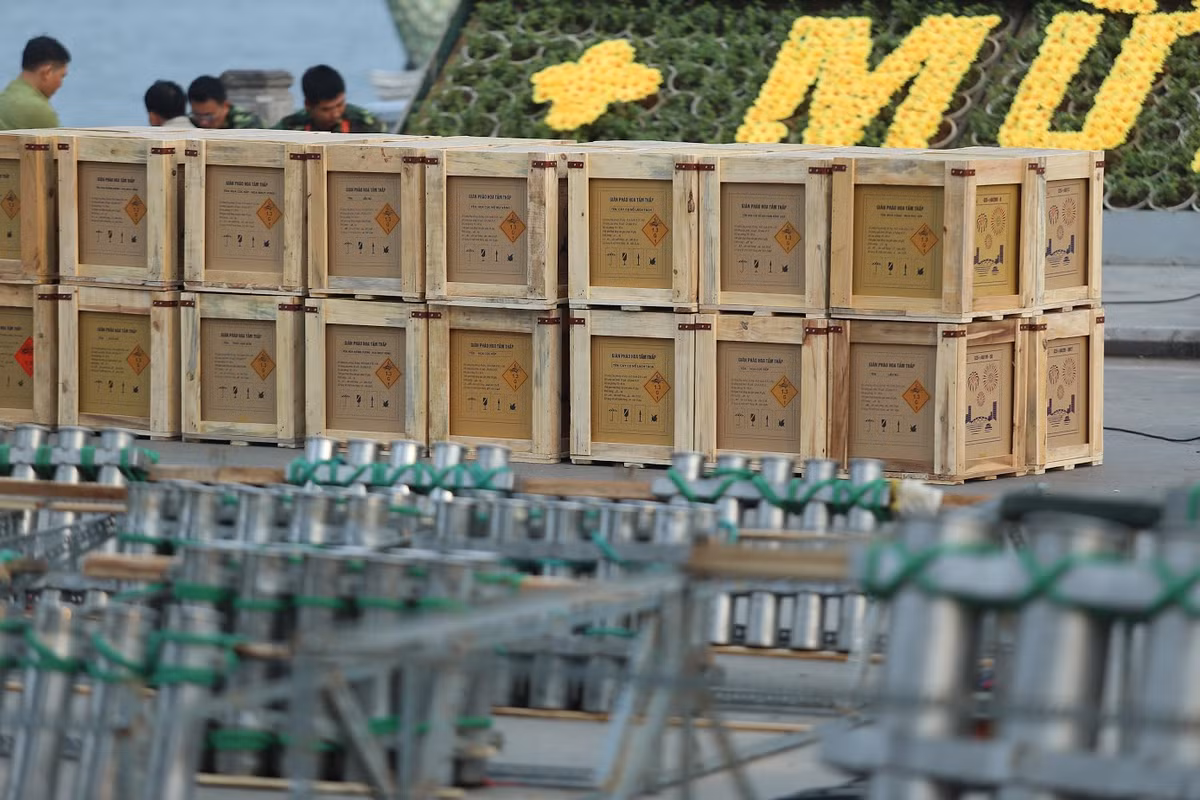 Tại trận địa pháo hoa khu vực quận Tây Hồ các chiến sĩ thuộc Bộ Tư lệnh Thủ Đô và Ban chỉ huy quân sự quận Tây Hồ sẽ bắn 500 quả pháo trong vòng 15 phút vào thời khắc giao thừa chuyển giao giữa năm cũ và năm mới.