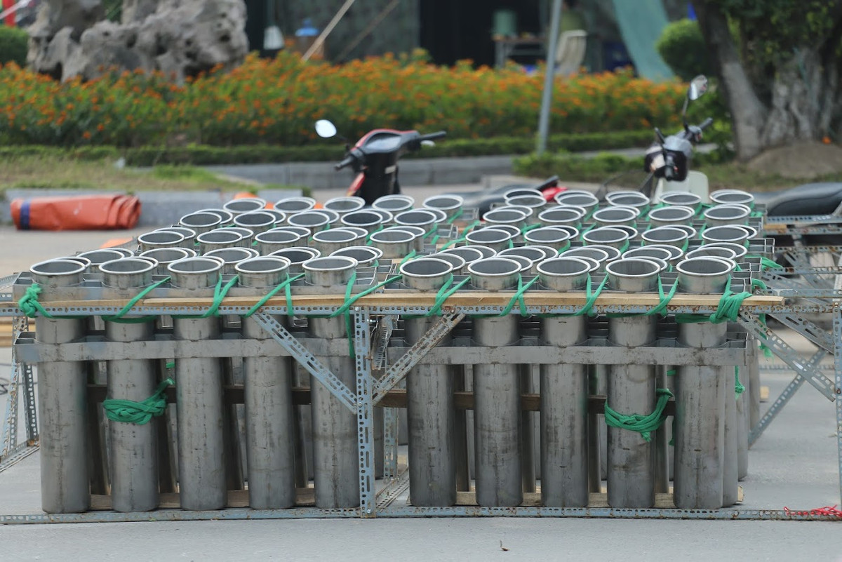 Tất cả các dàn pháo từ tầm thấp, trung, cao được các chiến sĩ lắp đặt rất cẩn thận trước giờ khai hỏa.