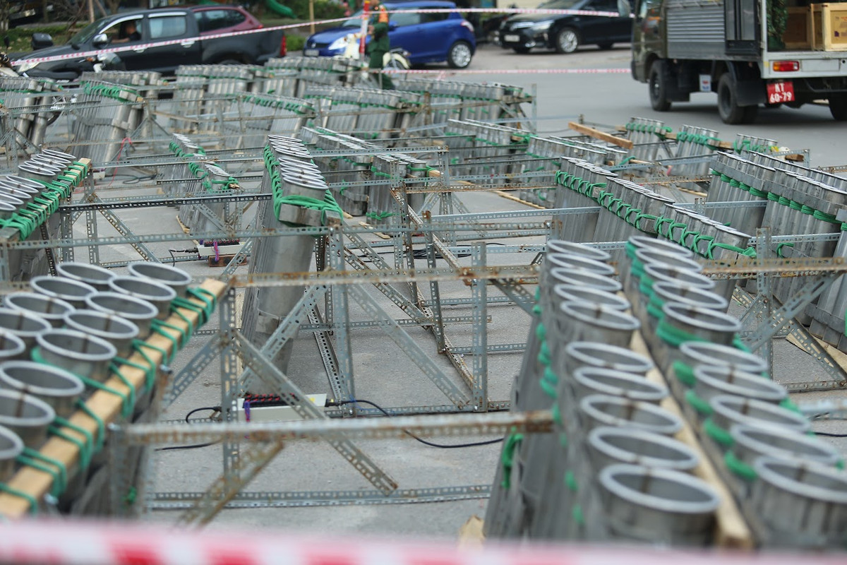 Cùng với các khu vực như Hồ Gươm, công viên thành tích Khu liên hợp thể thao quốc gia Mỹ Đình (quận Nam Từ Liêm); đảo Tượng đài Bác Hồ và Bác Tôn tại Công viên Thống Nhất (quận Hai Bà Trưng); hồ Văn Quán (quận Hà Đông) và thành cổ Sơn Tây (Thị xã Sơn Tây) thì vườn hoa Lạc Long Quân là điểm pháo hoa tầm cao.