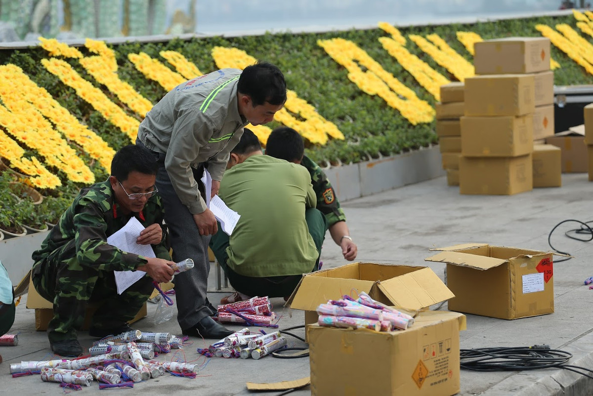 Từng thùng pháo được phân loại theo đúng thiết kế và đưa vào vị trí của mình trước khi được đấu ngòi kích nổ.