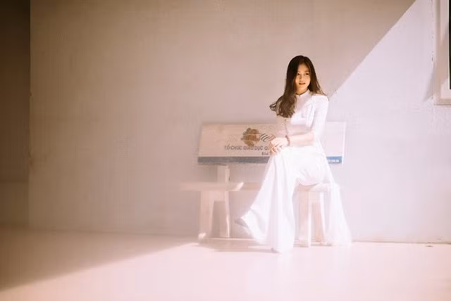 Sau khi bộ ảnh được đăng tải, nữ sinh 9X ĐH Ngoại thương - Chử Bảo Ngọc nhận được "cơn mưa lời khen" bởi nhan sắc nổi bật.