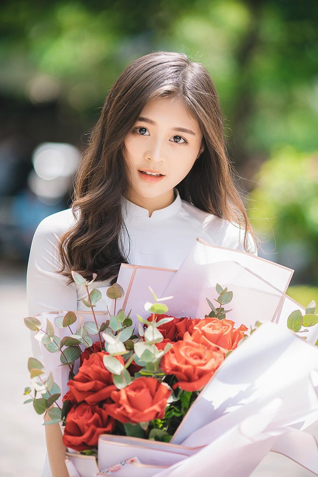 Mới đây trên nhiều fanpage trên MXH, dân mạng chia sẻ rộng rãi bộ ảnh nữ sinh ĐH Ngoại thương diện áo dài khiến nhiều người phải mê mẩn bởi nhan sắc chẳng kém cạnh hot girl.