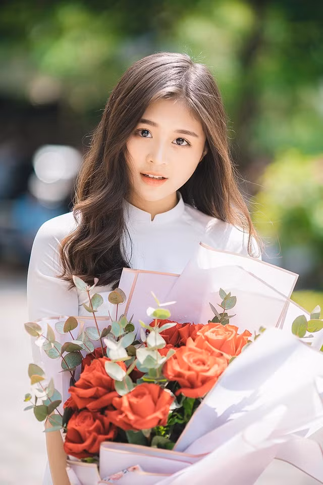 Mới đây trên nhiều fanpage trên MXH, dân mạng chia sẻ rộng rãi bộ ảnh nữ sinh ĐH Ngoại thương diện áo dài khiến nhiều người phải mê mẩn bởi nhan sắc chẳng kém cạnh hot girl.