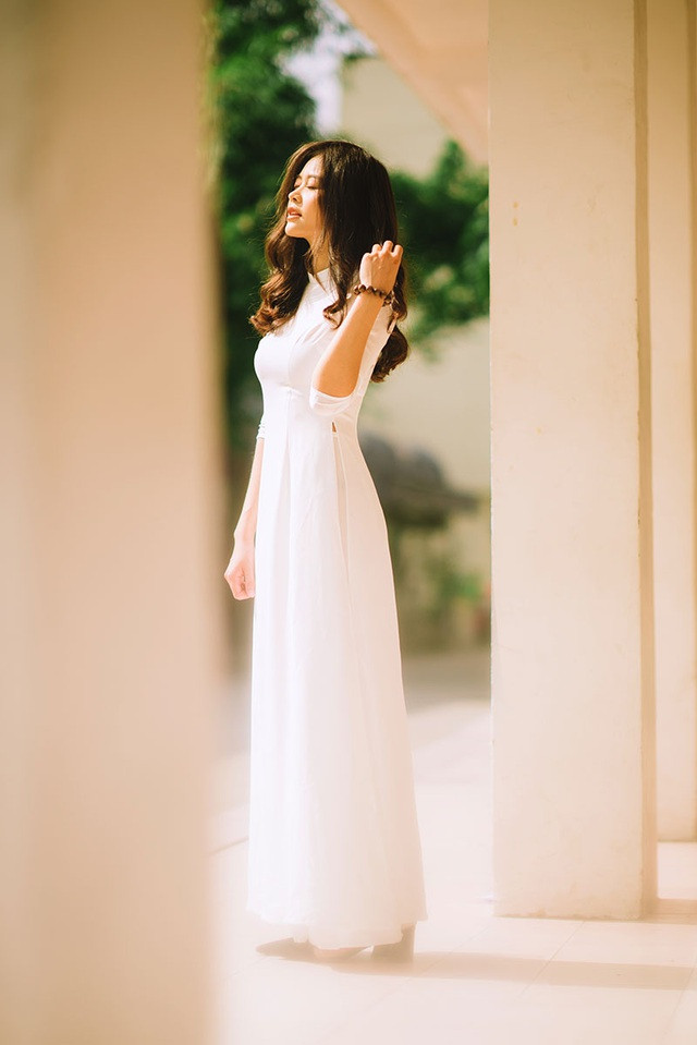 Sở hữu gương mặt xinh xắn, nụ cười tươi và vóc dáng cân đối bộ ảnh áo dài của Chử Bảo Ngọc khiến bao trái tim tan chảy.