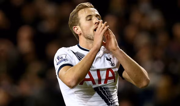 Conte muốn mua Harry Kane: Mặc dù đã sở hữu Alvaro Morata nhưng nếu như có cơ hội, HLV Antonio Conte vẫn sẽ mua thêm 1 tiền đạo nữa. Người đó được xác nhận là Harry Kane, ngôi sao đang khoác áo Tottenham. "Với tôi, Kane là một trong những tiền đạo xuất sắc nhất thế giới", Conte nói khi được đề nghị nói tên 1 chân sút mà ông muốn sở hữu trong đội hình. Ảnh: Goal