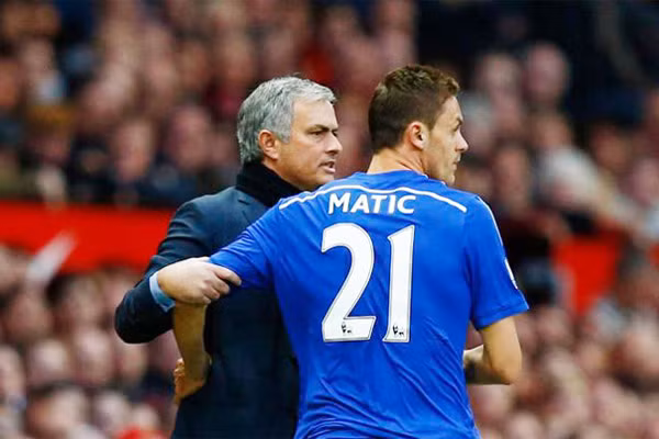 MU quyết mua bằng được Matic: MU sẽ quay lại thương vụ Nemanja Matic và họ tin tưởng sẽ thuyết phục được Chelsea "nhả" người dù giá trị của tiền vệ người Serbia sẽ cao hơn 40 triệu bảng. HLV Mourinho rất cần một tiền vệ trung tâm trong Hè này khi Michael Carrick đã luống tuổi, tuy nhiên họ liên tục bị Monaco rồi Tottenham từ chối trong các thương vụ với Fabinho và Eric Dier. Ảnh: Goal