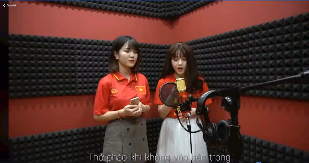 Được biết chủ nhân của bản cover này là hai cô nàng hotgirl xinh đẹp Đào Thùy Dung hay còn biết tới biệt danh Bí Lùn. Đặc biệt nữ CĐV của đội tuyển U23 Việt Nam này được xem là một trong những cổ động viên thuộc hàng hotgirl đình đám trong làng túc cầu nội địa.