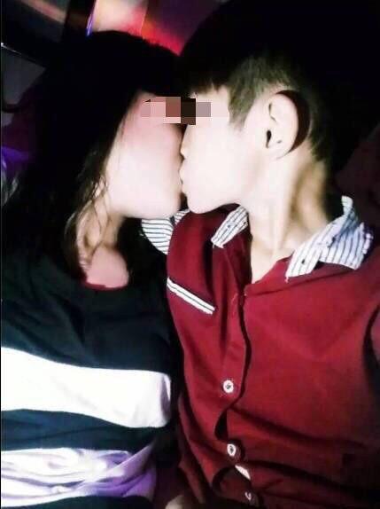 Tìm trên trang cá nhân của cô gái này, nhiều người còn phát hoảng khi những hình ảnh nhạy cảm được cô gái này đăng tải như hôn hít ngọt ngào với bạn trai.