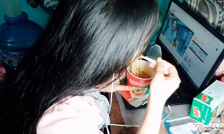 Một bạn sinh viên ở Huế đang ăn mỳ tôm để lấy sức ôn thi.