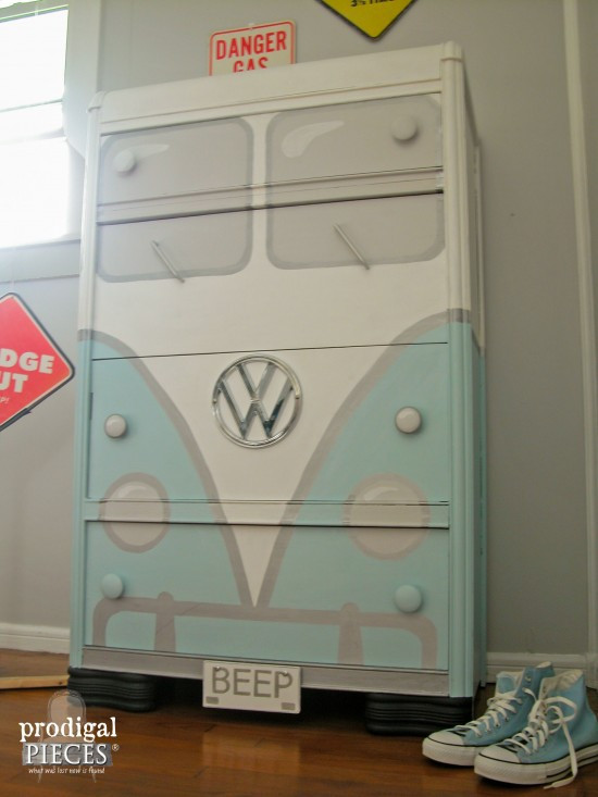 Giờ đây chiếc tủ không khác phần đầu xe là mấy, có cả đèn xe và phần biển số nữa. (Ảnh: prodigalpieces)