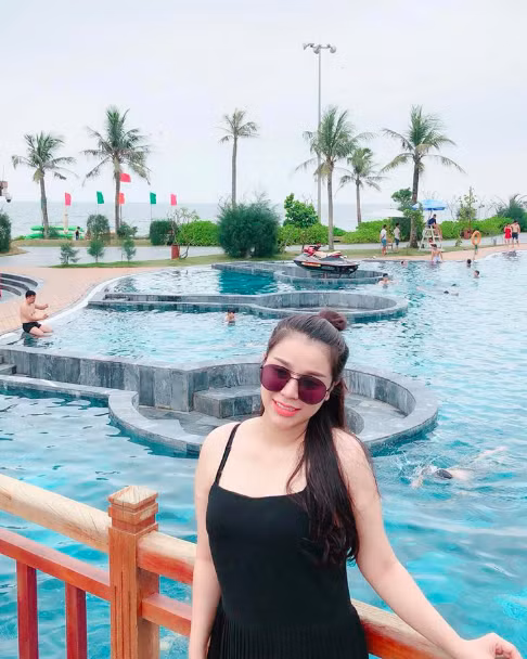 Thời gian gần đây khi theo dõi Facebook của chàng trung vệ, không ít người đã phát hiện ra một loạt những comment vô cùng tình tứ giữa Tiến Dũng với một cô nàng xinh đẹp tên Nguyễn Khánh Linh.