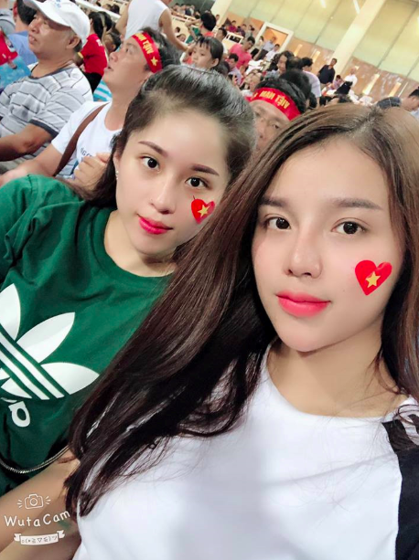 Trước đây, Khánh Linh từng du học tại Singapore và hiện đang làm chủ của một khách sạn tại Bắc Ninh. Có lẽ đây là lí do vì sao Bùi Tiến Dũng hay gọi Khánh Linh là "giám đốc".