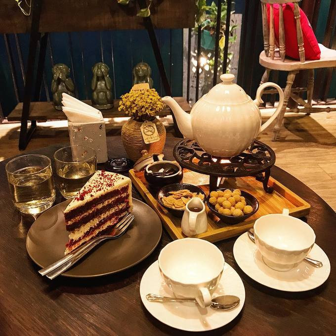 The Lissom Parlour cũng là quán cafe mở cửa phục vụ trong những Tết, từ 10h sáng đến 23h mỗi ngày. Riêng 30 Tết quán mở từ 17 đến 2h sáng hôm sau. Thực đơn quán đa dạng nhưng được yêu thích nhất là trà và bánh.