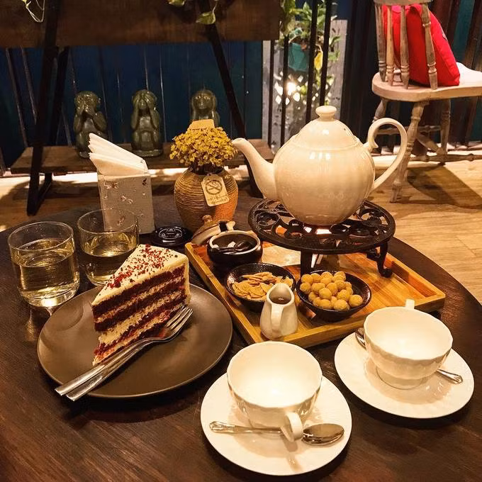 The Lissom Parlour cũng là quán cafe mở cửa phục vụ trong những Tết, từ 10h sáng đến 23h mỗi ngày. Riêng 30 Tết quán mở từ 17 đến 2h sáng hôm sau. Thực đơn quán đa dạng nhưng được yêu thích nhất là trà và bánh.