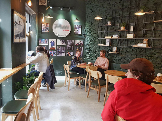 Pitti Caffe là nơi lý tưởng để ngắm pháo hoa giao thừa từ tầng 3 của quán. Đêm 30 Tết, quán mở đến 4h sáng, các ngày còn lại trong Tết sẽ mở đến nửa đêm.