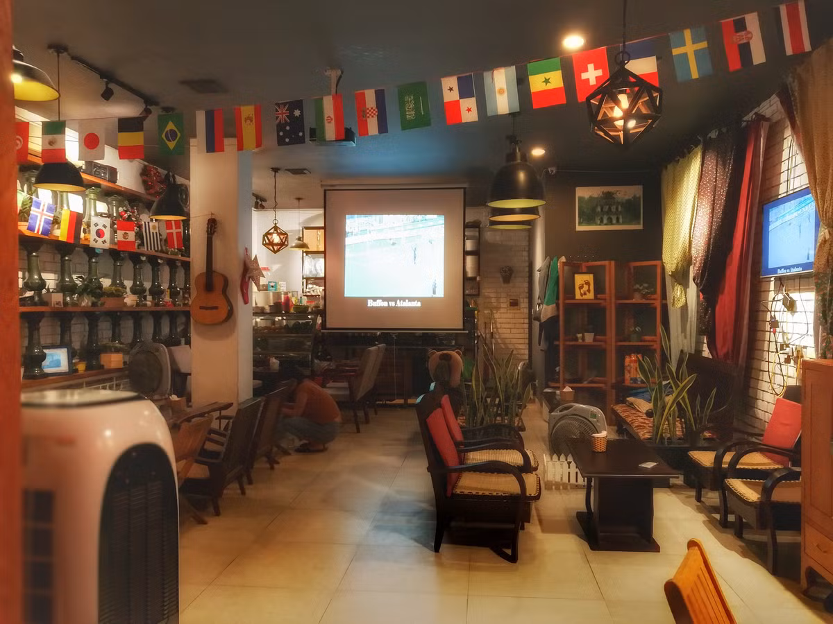 Kịch cafe cũng là địa điểm mở phục vụ xuyên dịp Tết Nguyên đán trên phố Trúc Bạch. Lấy ý tưởng là một sân khấu kịch, quán cafe này thuộc sở hữu của diễn viên Thúy An (vai Hương Phố - Người Phán Xử). Phục vụ từ những thức uống truyền thống cho tới hiện đại, Kịch cafe có views trong nhà ấm cúng và views ngắm hồ Trúc Bạch mát mẻ.