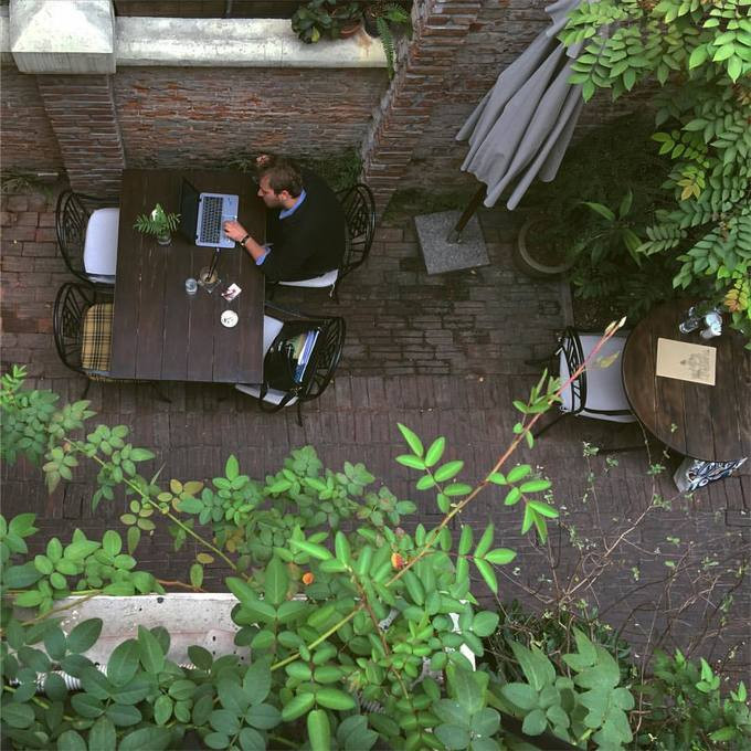 Xofa cafe là quán cafe nằm trên phố Tống Duy Tân, một trong số ít những con phố ở Hà Nội được phục vụ 24/24 vì vậy, quán này cũng không hề nghỉ Tết. Trong menu của quán, trà đào cam sả và trà quất hay được gọi. Ngoài ra quán cũng có đồ ăn nhanh. Điểm được các khách đánh giá cao là quán nhiều cây xanh và ghế ngồi dưới bóng cây.