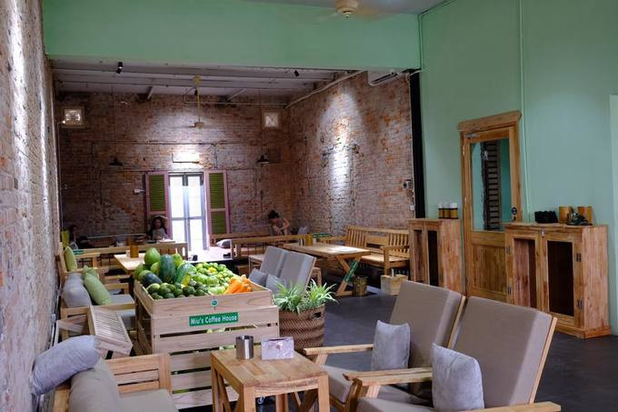 Nằm trên đường Trần Nhật Duật, Miu's coffee chủ yếu phục vụ nước sinh tố và nước trái cây. Hoa quả ở đây luôn lựa chọn loại tươi và bày trước quán để khách có thể theo dõi. Từ 28 đến mùng 5 Tết, quán mở từ 14h đến 24h hàng ngày và không thay đổi giá. Các ngày còn lại mở như bình thường, từ 8h.