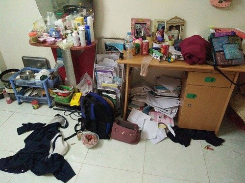 Nhiều người bình luận rằng nhà người ta bẩn hay không mặc kệ, chẳng ảnh hưởng thì quan tâm làm gì. Tuy nhiên với chị K.T thì những hành động này lại gây cho chị không ít phiền toái bởi mùi hôi hám bay tận sang nhà.