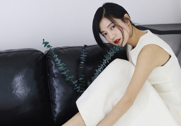 Trong giới nhiếp ảnh gia Trung Quốc, cái tên Quân Quân là tác giả của nhiều bức ảnh chân dung nghệ thuật cực kỳ xuất sắc. Nhưng khi gặp trực trực tiếp cô nàng này nhiều người sẽ cảm thấy ấn tượng bởi thần thái và nhan sắc của Quân Quân.