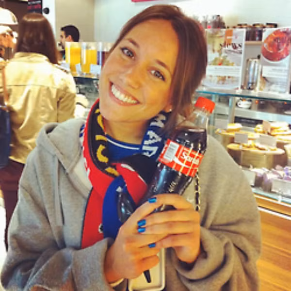 Cuối tuần qua, Sara chơi bài ngửa khi đăng ảnh cô và David Luiz thời yêu nhau kèm theo câu: “Nhớ anh yêu”.